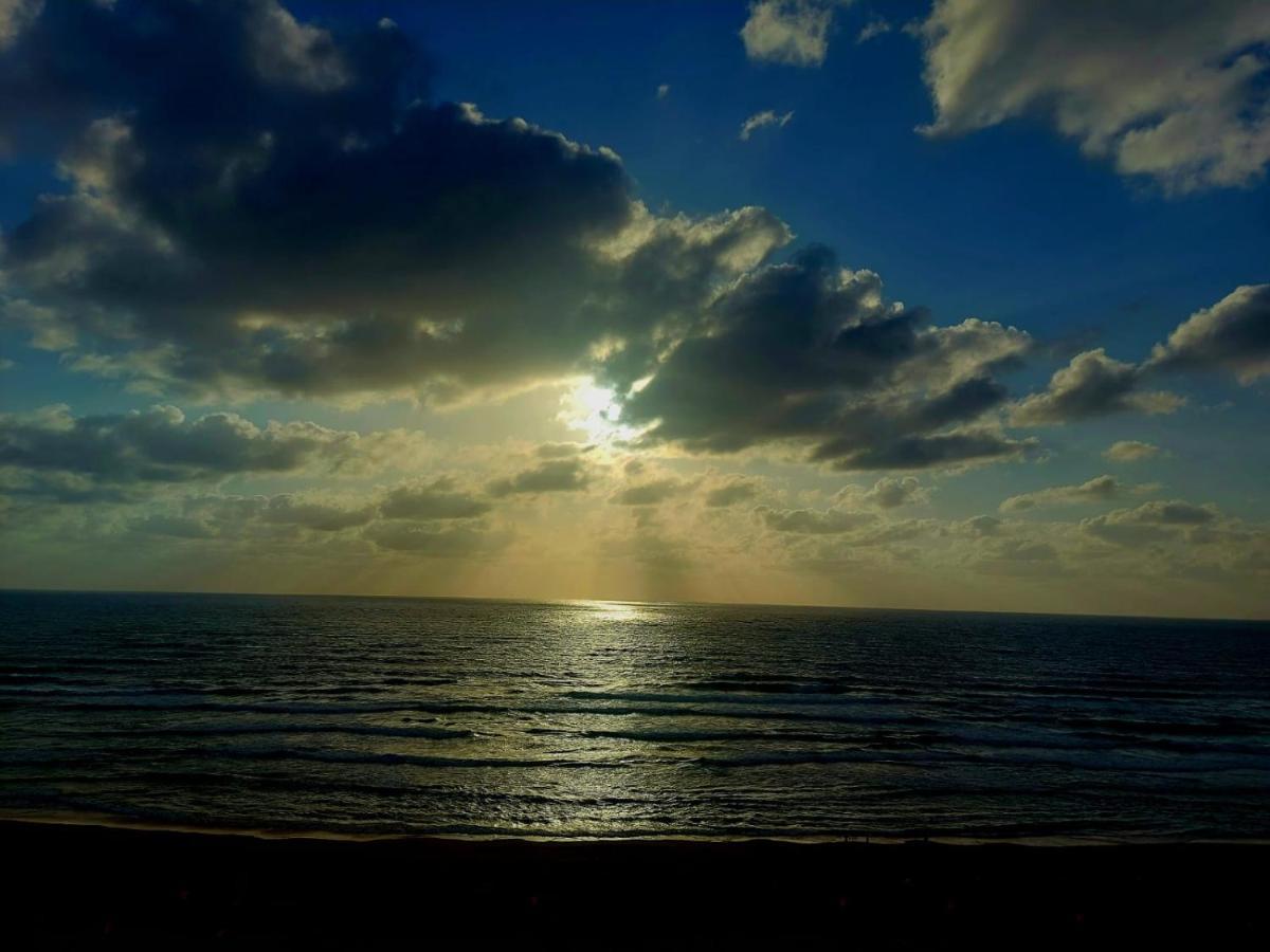 Sea View Deluxe Apartment Bat Yam Exterior photo